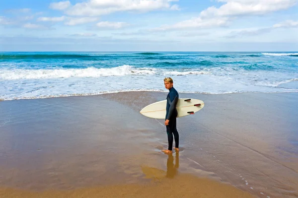 Jovem pronto para surfar no oceano atlântico — Fotografia de Stock