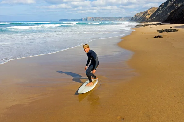 Luchtfoto van een jonge surfer klaar om te surfen op de Atlantische Oceaan — Stockfoto