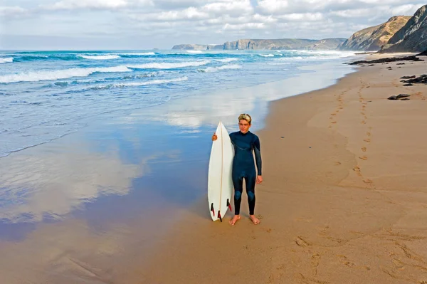 Luchtfoto van een jonge surfer klaar om te surfen op de Atlantische Oceaan — Stockfoto