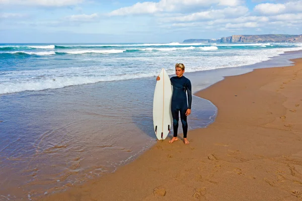 Luchtfoto van een jonge surfer klaar om te surfen op de Atlantische Oceaan — Stockfoto