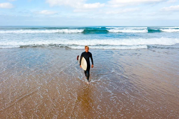Aerial de um jovem surfista pronto para surfar no oceano atlântico — Fotografia de Stock