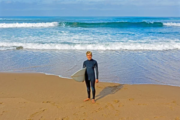 Letecký od mladého surfaře připraven surfovat na Atlantickém oceánu — Stock fotografie