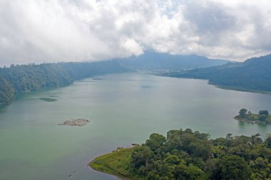 Kuzey Bali Endonezya 'daki iki gölden gelen hava.