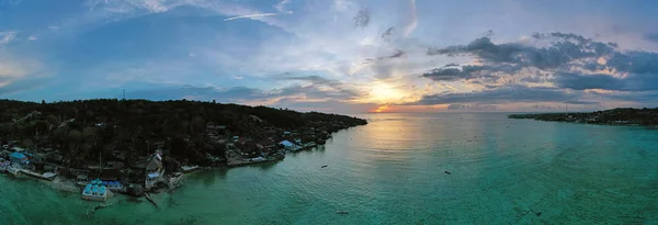 Luftpanorama von Nusa Ceningan in Indonesien bei Sonnenuntergang — Stockfoto