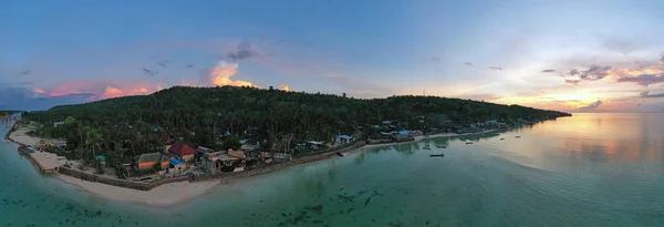 Panorama aéreo de Nusa Ceningan na Indonésia ao pôr do sol — Fotografia de Stock