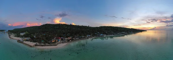 Luftpanorama von Nusa Ceningan in Indonesien bei Sonnenuntergang — Stockfoto