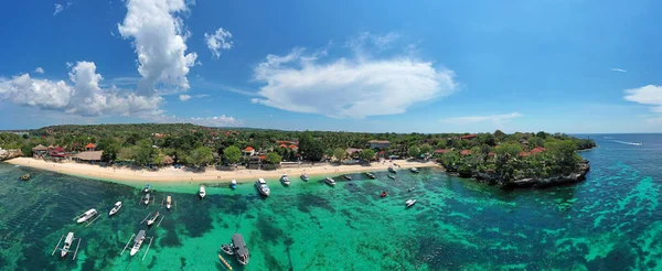 Panorama aéreo do porto de Mushroom Bay em Nusa Lembongan Bali — Fotografia de Stock