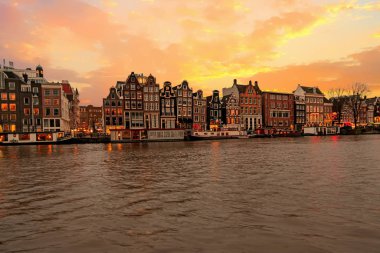 Amsterdam 'dan şehir manzarası Hollanda' daki Amstel 'de gün batımında.