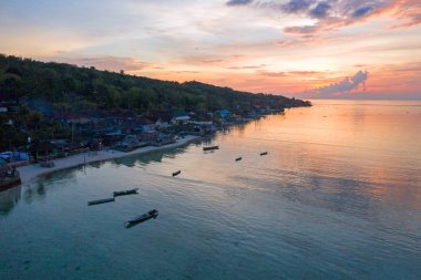 Bali Endonezya 'daki Nusa Ceningan' dan günbatımı 