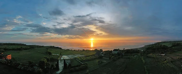 Luchtpanorama vanaf de westkust van Bali in Indonesië bij zonsopgang — Stockfoto