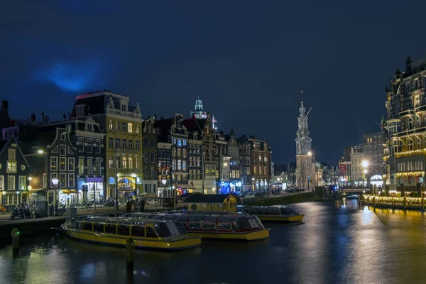 Stadtpanorama von Amsterdam bei Nacht mit dem Munt Tower in den Niederlanden — Stockfoto