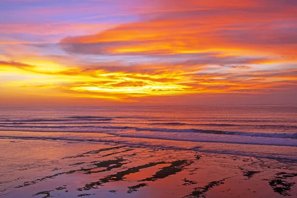 Vue aérienne d'un magnifique coucher de soleil dans la région d'Uluwatu, Bali, Indonésie — Photo
