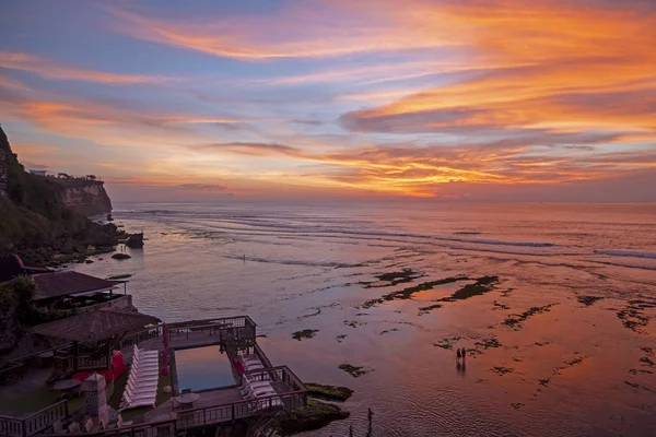 Flyg från en vacker solnedgång på Uluwatu-området på Bali Indonesien — Stockfoto