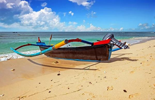 Традиционная лодка на пляже Томас на острове Бали в Индонезии — стоковое фото