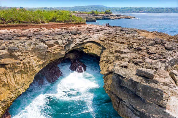 Luchtfoto van Devil 's Tear op Nusa Lembongan Bali Indonesia — Stockfoto