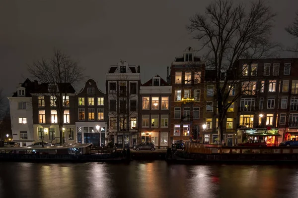 Stadtpanorama von Amsterdam in den Niederlanden bei Nacht — Stockfoto