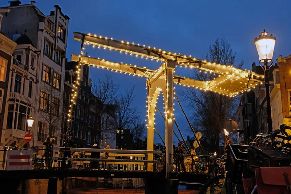 Stadsgezicht uit Amsterdam in Nederland 's nachts — Stockfoto