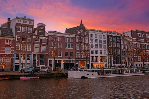 Stadsgezicht uit Amsterdam in Nederland bij zonsondergang — Stockfoto
