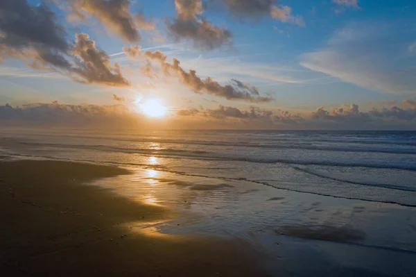 Günbatımında Portekiz 'deki Praia Vale Figueiras' tan havacılık — Stok fotoğraf