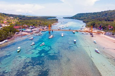 Nusa Lembongan Bali Endonezya 'daki Sarı Köprü' den.