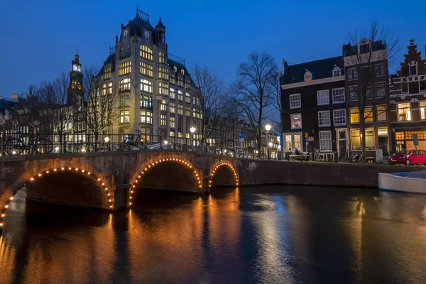 オランダのアムステルダムからの都市景観夜 — ストック写真