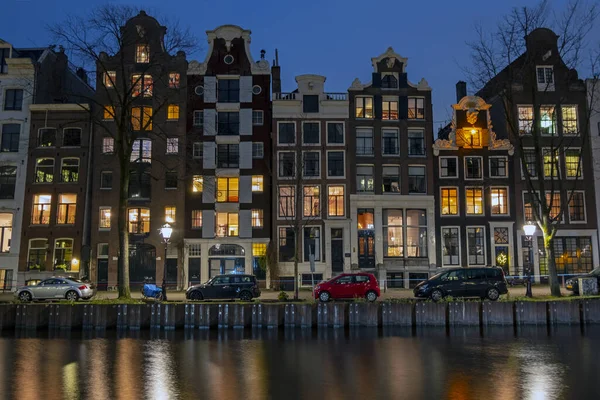 Ciudad escénica de Amsterdam en los Países Bajos por la noche — Foto de Stock