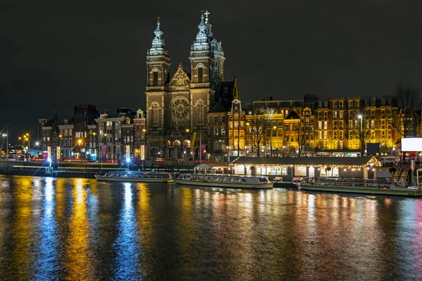 Ciudad escénica de Amsterdam en los Países Bajos por la noche con la — Foto de Stock
