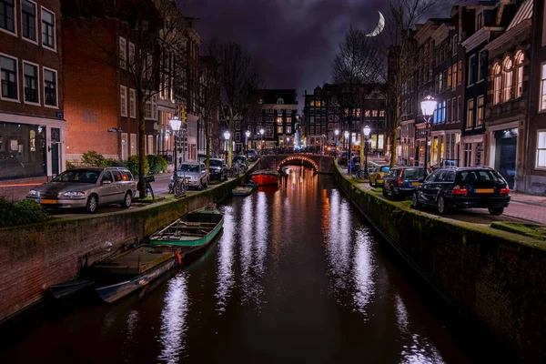 Ciudad escénica de Amsterdam en los Países Bajos por la noche — Foto de Stock