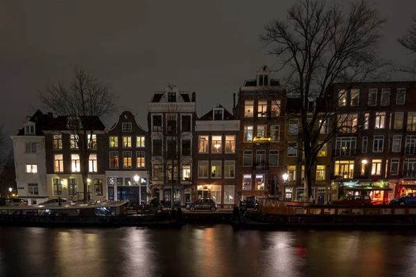 밤에 네덜란드의 암스테르담에서 찍은 도시 경관 — 스톡 사진