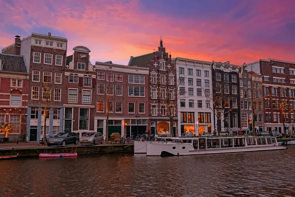 Городской пейзаж Амстердама в Нидерландах на закате — стоковое фото