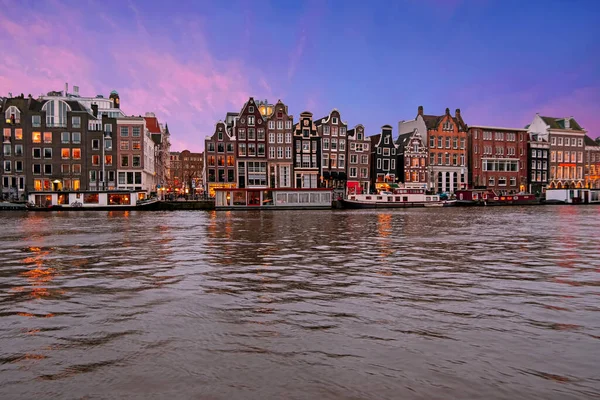 Tradiční domy podél řeky Amstel v Amsterdamu Nethe — Stock fotografie