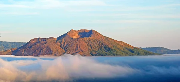 Aerial de Mt. Batur em Bali Indonésia ao nascer do sol — Fotografia de Stock