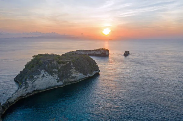 Luchtfoto van Diamond strand op Nusa Penida bij zonsopgang op Bali Indo — Stockfoto