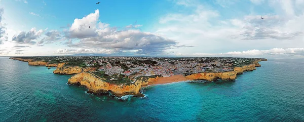 Панорама с воздуха из деревни Карвоэйро в Алгарве Португалия — стоковое фото