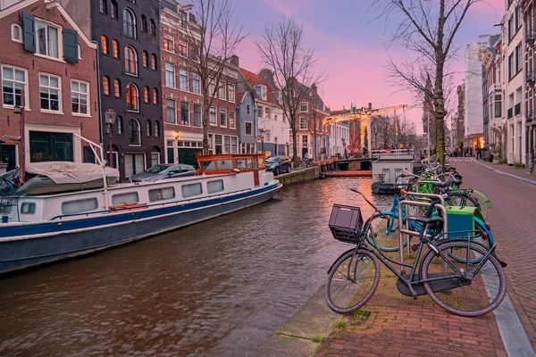 Paysage urbain d'Amsterdam aux Pays-Bas au coucher du soleil — Photo