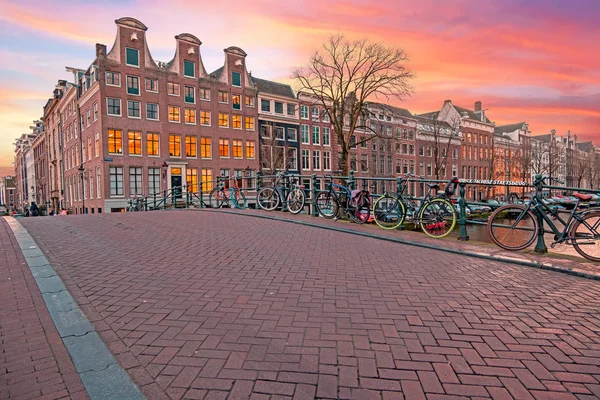 Stadtpanorama von Amsterdam in den Niederlanden bei Sonnenuntergang — Stockfoto