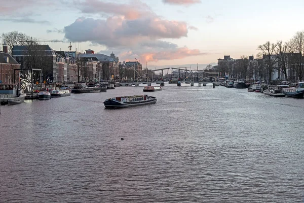 Miasto malownicze z Amsterdamu w Amstel w Holandii z — Zdjęcie stockowe