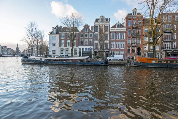 Malownicze miasto z Amsterdamu w Amstel w Holandii — Zdjęcie stockowe