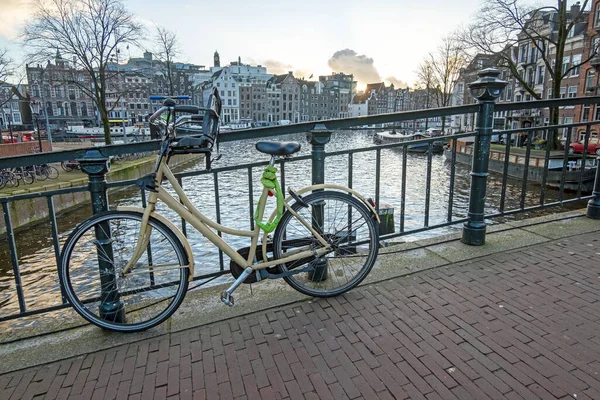 Malownicze miasto z Amsterdamu w Amstel w Holandii — Zdjęcie stockowe