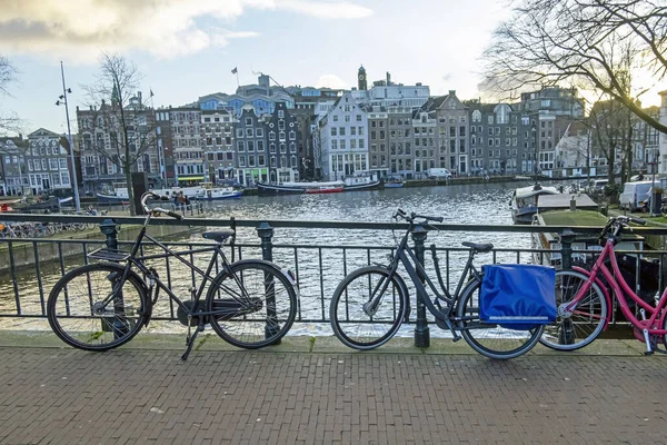 Malownicze miasto z Amsterdamu w Amstel w Holandii — Zdjęcie stockowe