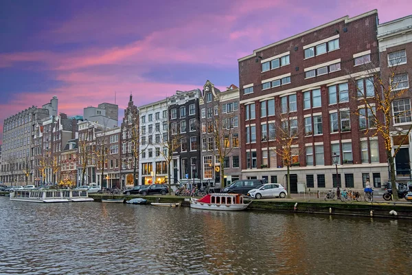 Ciudad escénica de Amsterdam en los Países Bajos al atardecer —  Fotos de Stock