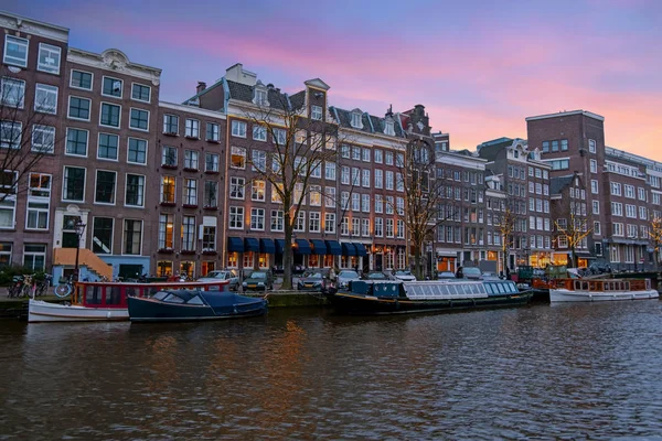 Ciudad escénica de Amsterdam en los Países Bajos al atardecer — Foto de Stock