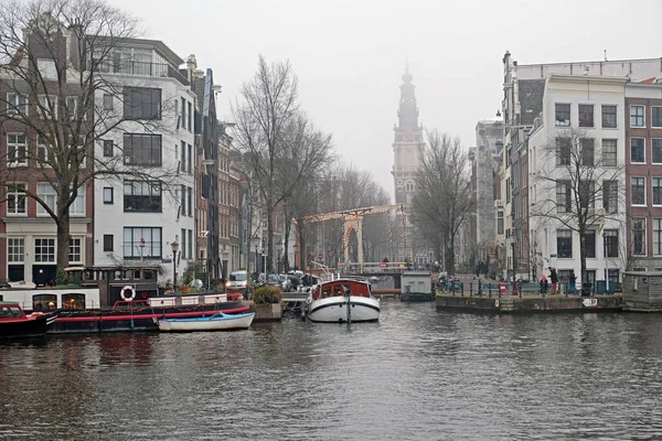 Cidade cênica de Amsterdã no nevoeiro com o Zuiderkerk no — Fotografia de Stock