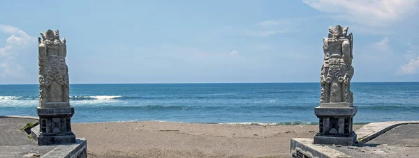 Szobrok a strand bejáratánál Bali Indonéziában — Stock Fotó