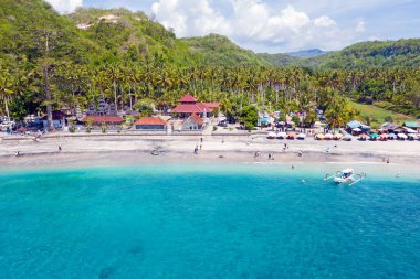 Nusa Penida Bali Endonezya 'daki Kristal Körfezi' nden havadan.