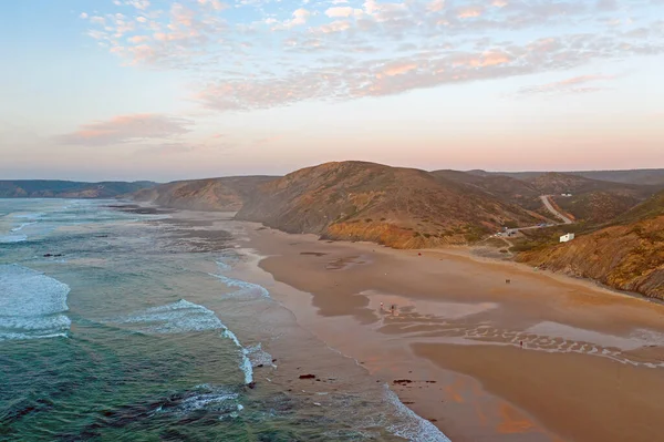 Antenne von Praia Vale Figueiras in Portugal bei Sonnenuntergang — Stockfoto