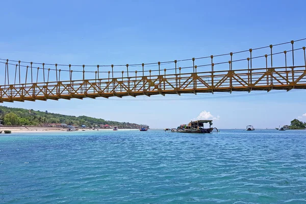 ヌサレンボンガン・バリ・インドネシアの黄色い橋 — ストック写真