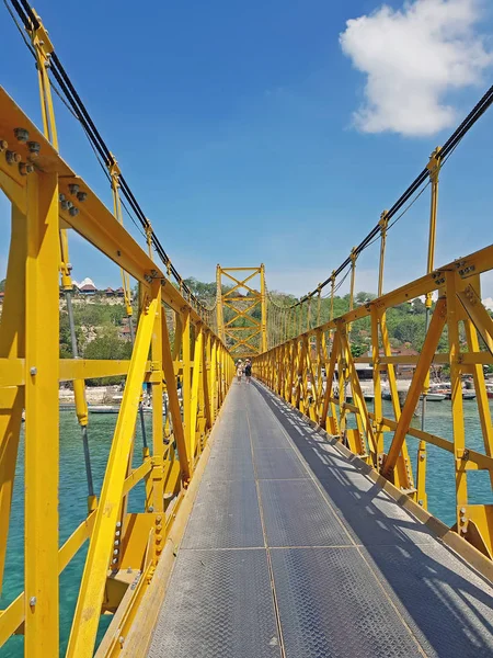 Желтый мост в Нуса-Лембонган-Бали Индонезия — стоковое фото