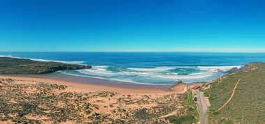 Portekiz 'in batı kıyısındaki Amoreira sahilinden Panorama