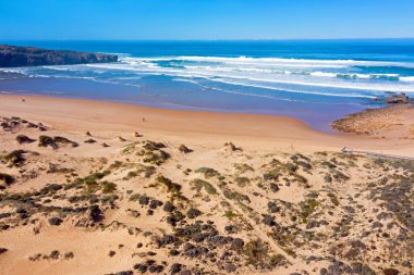 Algarve Portekiz 'deki Amoreira plajından havadan.